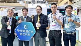 工研院在經濟部能源署支持下，於TIE創新經濟館展出綠能技術，展現AI應用於能源管理。圖左起為經濟部能源署組長陳崇憲、工研院院長劉文雄、工研院綠能所所長劉志文、工研院綠能所組長劉陽光、工研院綠能所副理宋鴻均（圖／工研院提供）