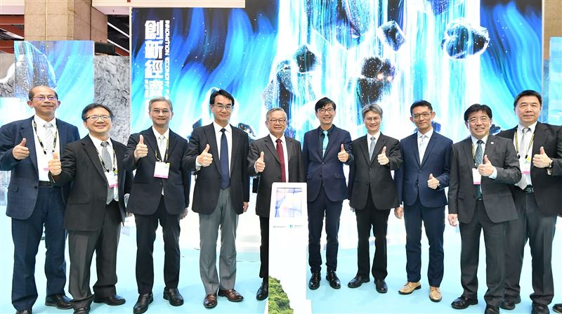 「TIE台灣創新技術博覽會」開展!經濟部攜手12法人與業者展出 65項橫跨六大領域的未來關鍵技術。左起為行政院科技會報辦公室執行秘書張振豪、國發會副主任委員詹方冠、環境部次長葉俊宏、數位發展部部長林宜敬、行政院政務委員暨國科會主委吳誠文、經濟部產業發展署署長邱求慧、國科會副主委蘇振綱、經濟部產業技術司司長郭肇中、工研院院長劉文雄、中研院秘書長陳君厚。(圖/工研院提供)