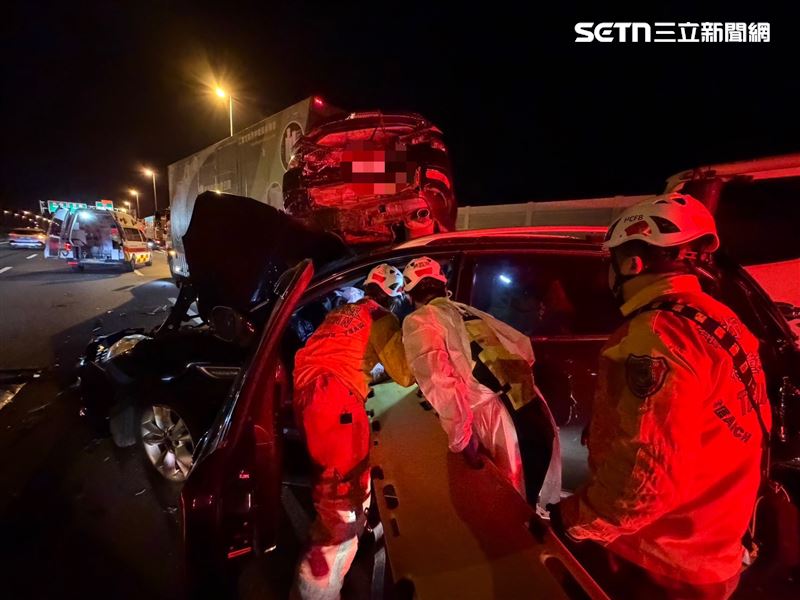 國道3號南下114.9K發生4車連撞車禍，現場一片混亂。（圖／翻攝畫面）