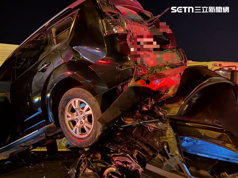 休旅車車頭卡在大貨車底，整輛車被撞到騰空飛起。（圖／翻攝畫面）