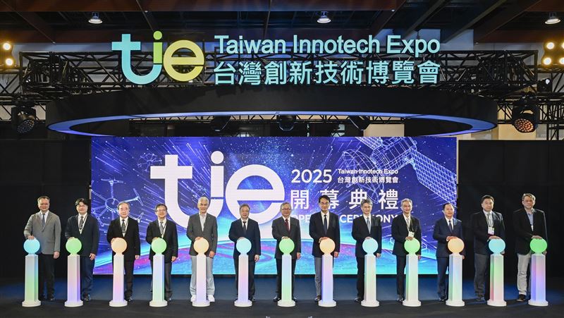 2025台灣創新技術博覽會今於台北世貿登場,匯聚來自19國439家參展商,展出逾1100項創新技術,涵蓋AI、量子、綠能與智慧醫療等前沿領域。展會強調跨部會協作與產業應用,展現台灣強大研發實力與永續願景。論壇、專利互動區、沉浸體驗皆同步開放,打造全民創新平台,推動台灣與世界科技共創未來。(圖/外貿協會提供)