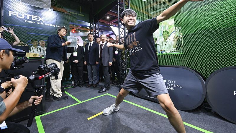 2025台灣創新技術博覽會今於台北世貿登場,匯聚來自19國439家參展商,展出逾1100項創新技術,涵蓋AI、量子、綠能與智慧醫療等前沿領域。展會強調跨部會協作與產業應用,展現台灣強大研發實力與永續願景。論壇、專利互動區、沉浸體驗皆同步開放,打造全民創新平台,推動台灣與世界科技共創未來。(圖/外貿協會提供)