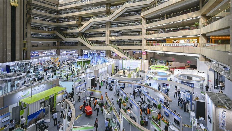 2025台灣創新技術博覽會今於台北世貿登場,匯聚來自19國439家參展商,展出逾1100項創新技術,涵蓋AI、量子、綠能與智慧醫療等前沿領域。展會強調跨部會協作與產業應用,展現台灣強大研發實力與永續願景。論壇、專利互動區、沉浸體驗皆同步開放,打造全民創新平台,推動台灣與世界科技共創未來。(圖/外貿協會提供)