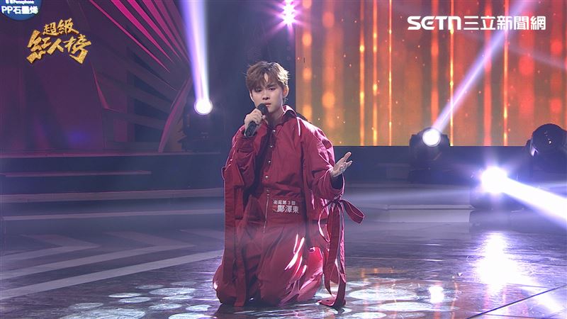偶像組衛冕者鄺澤東真情演唱《博杯》。（圖／超級紅人榜提供）