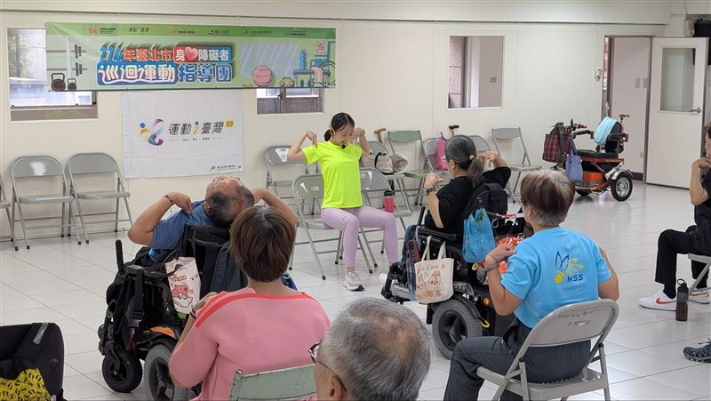 輪椅學員隨音樂節奏律動，體驗「輪椅有氧肌力」課程。（圖／臺北市輪椅網球推廣協會）