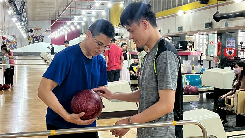 國手級教練指導視障學員體驗保齡球樂趣。（圖／臺北市輪椅網球推廣協會提供）