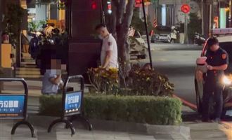 名師連遭開除下跪1hr…警喊1聲苦勸才配合