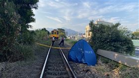 台鐵內灣支線今天（17日）清晨5時許發生一起命案，有民眾被發現倒臥在鐵路旁，身上有創傷明顯死亡，火車駕駛指稱，車輛未撞擊死者。警方調查，死者為17歲的林姓少年，家人昨晚通報失蹤要求協尋，詳細死因仍待釐清。