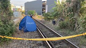 台鐵內灣支線今天（17日）清晨5時許發生一起命案，有民眾被發現倒臥在鐵路旁，身上有創傷明顯死亡，火車駕駛指稱，車輛未撞擊死者。警方調查，死者為17歲的林姓少年，家人昨晚通報失蹤要求協尋，詳細死因仍待釐清。