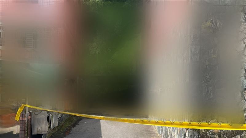 男子墜落處警方已拉起封鎖線。（圖／翻攝畫面）