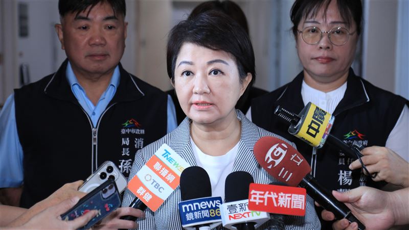盧秀燕被追問對鄭麗文當選新任國民黨主席的看法，她僅說：「謝謝，辛苦了。」（圖／翻攝畫面）