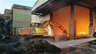 彰化某環保工廠清晨大火！駭人空拍畫面曝