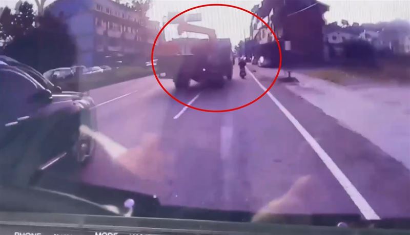 60歲女騎士被擦撞後連人帶車倒地遭輾斃，家屬控訴肇事駕駛態度冷血，連一句道歉都沒有。(圖／翻攝畫面)