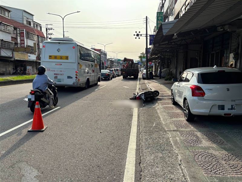 貨車駕駛從內側車道跨過中線切往外線，擦撞到女騎士，造成女騎士倒地遭輾斃。(圖／翻攝畫面)
