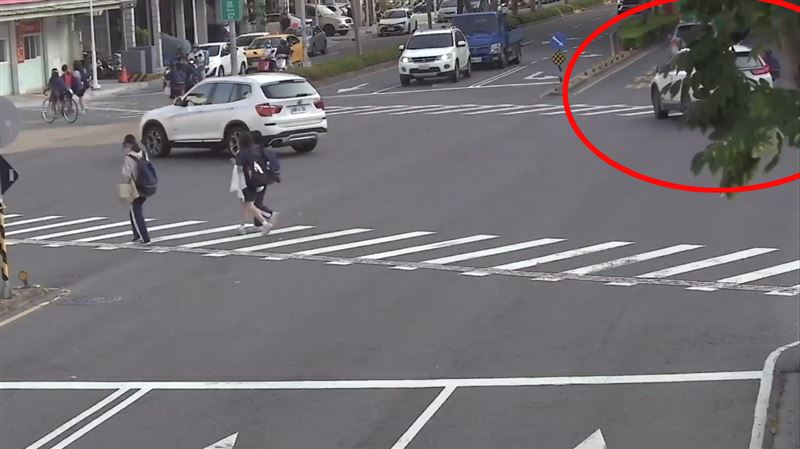 國中生路口遭撞飛後，其父親重回現場及上網尋求監視器或行車紀錄器。（圖／翻攝畫面）