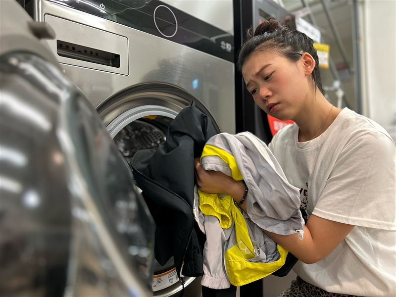使用洗衣機清潔防水材質衣褲，容易引發機體劇烈震動，造成損傷或意外。（圖／486提供）