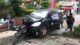 台北市發生駕駛頭暈自撞號誌燈桿的事故。（圖／翻攝畫面）