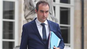 法國總理勒克努驚險挺過不信任案。（圖／美聯社／達志影像）