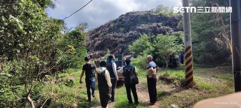 山坡上被人為開闢出隱密道路，沿途堆滿大量廢樹枝、樹葉與槁木等事業廢棄物，堆出3200噸的垃圾山。（圖／翻攝畫面）