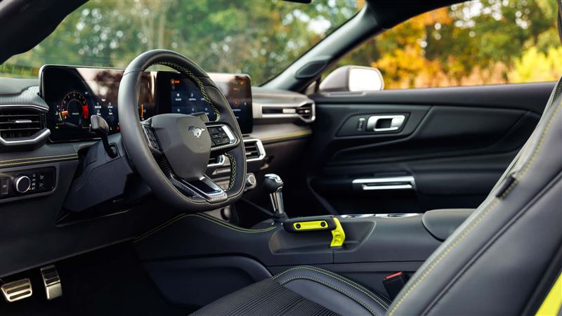 車室內延續Hyper Lime撞色縫線。（圖／翻攝FORD網站）