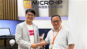 AI守護信仰，擷發科技董事長楊健盟（右）麥睿資訊創辦人吳明宗（左）簽署MOU，攜手開創台灣「智慧宗教」新紀元。（圖／擷發科）