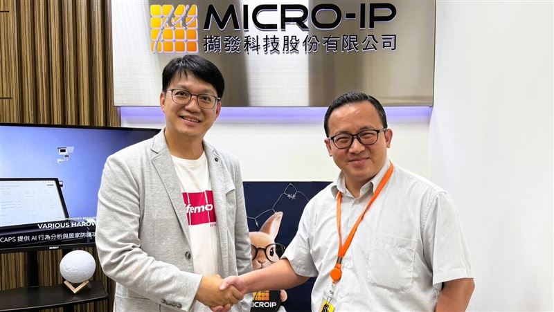 AI守護信仰，擷發科技董事長楊健盟（右）麥睿資訊創辦人吳明宗（左）簽署MOU，攜手開創台灣「智慧宗教」新紀元。（圖／擷發科）