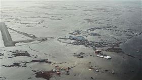 颱風哈隆重創阿拉斯加，村落基普努克道路幾乎全被洪水淹沒，只剩機場道路勉強開放，照片攝於10月13日，由執行搜救的航空國民兵提供。（圖／美聯社／達志影像）