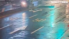 北市張翁開車出門自撞分隔島釀禍。（圖／翻攝畫面）