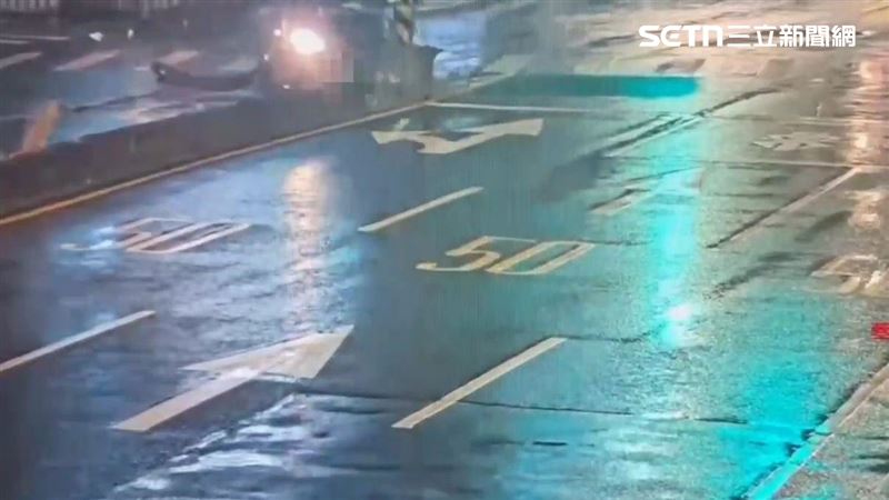 北市張翁開車出門自撞分隔島釀禍。（圖／翻攝畫面）