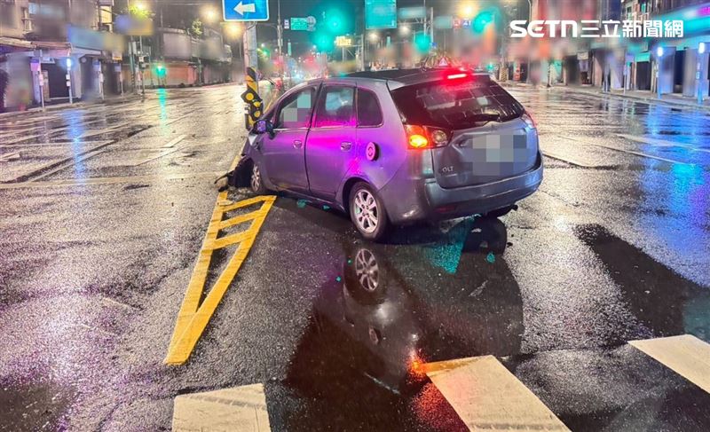 北市張翁開車出門自撞分隔島釀禍。（圖／翻攝畫面）
