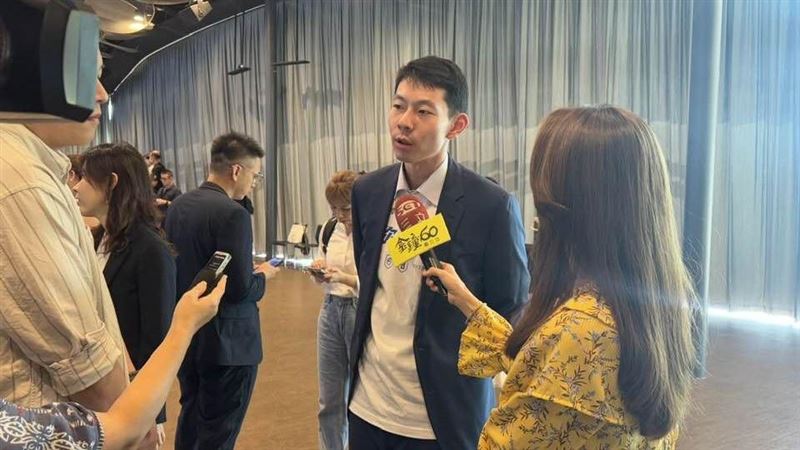 台北富邦銀行推出全台首張結合職棒與職籃的雙球聯名卡「富邦悍勇卡」，主打觀賽購票、週邊商品與運動生活優惠，首年目標發卡30萬張、5年挑戰百萬卡。富邦第三代蔡承道親自出席力挺，北富銀總經理郭倍廷同場揭露「富邦集團卡」將於2026年問世，串聯金融與生活生態圈，展現運動金融新戰略。圖中為富邦集團第三代、現任副總經理蔡承道。（圖／記者師瑞德攝影）