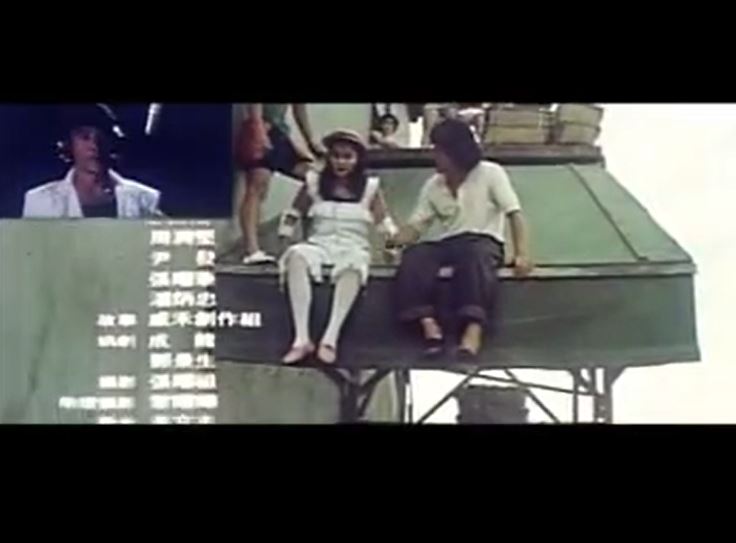 成龍爆料在拍《A計畫續集》時關之琳罵他，轉身逼哭張曼玉跳三層樓讓她一跳成經典，激出23歲張曼玉為戲好什麼都敢做的潛力，成就她後來的影后之路。（圖／翻攝自《A計畫續集》片尾花絮YT）