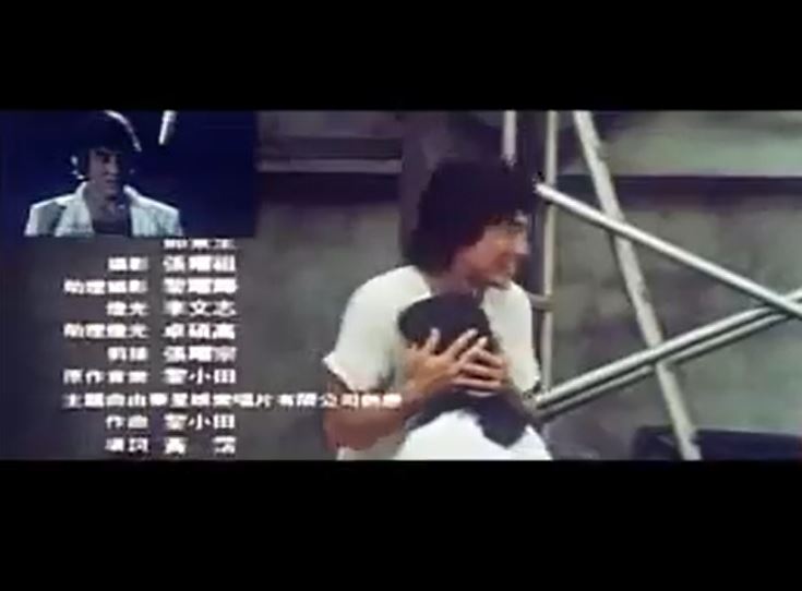 成龍爆料在拍《A計畫續集》時關之琳罵他，轉身逼哭張曼玉跳三層樓讓她一跳成經典，激出23歲張曼玉為戲好什麼都敢做的潛力，成就她後來的影后之路。（圖／翻攝自《A計畫續集》片尾花絮YT）