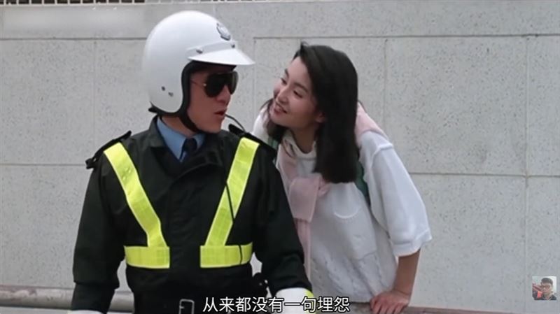 成龍爆料在拍《A計畫續集》時關之琳罵他，轉身逼哭張曼玉跳三層樓讓她一跳成經典，激出23歲張曼玉為戲好什麼都敢做的潛力，成就她後來的影后之路。（圖／翻攝自《是你給我一片天》MV）