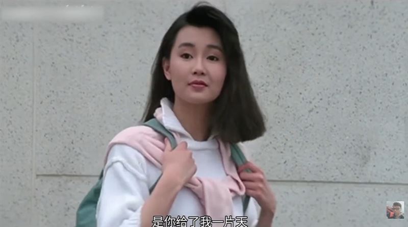 成龍爆料在拍《A計畫續集》時關之琳罵他，轉身逼哭張曼玉跳三層樓讓她一跳成經典，激出23歲張曼玉為戲好什麼都敢做的潛力，成就她後來的影后之路。（圖／翻攝自《是你給我一片天》MV）