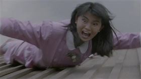 成龍爆料在拍《A計畫續集》時關之琳罵他，轉身逼哭張曼玉跳三層樓讓她一跳成經典，激出23歲張曼玉為戲好什麼都敢做的潛力，成就她後來的影后之路。（圖／翻攝自豆瓣電影、翻攝自《我是成龍：60年光影記錄》、翻攝自《是你給我一片天》MV） 