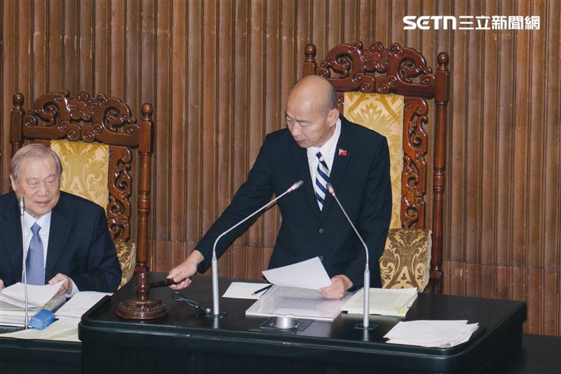 韌性特別條例與普發現金三讀通過，韓國瑜敲槌。（圖／記者楊士誼攝影）
