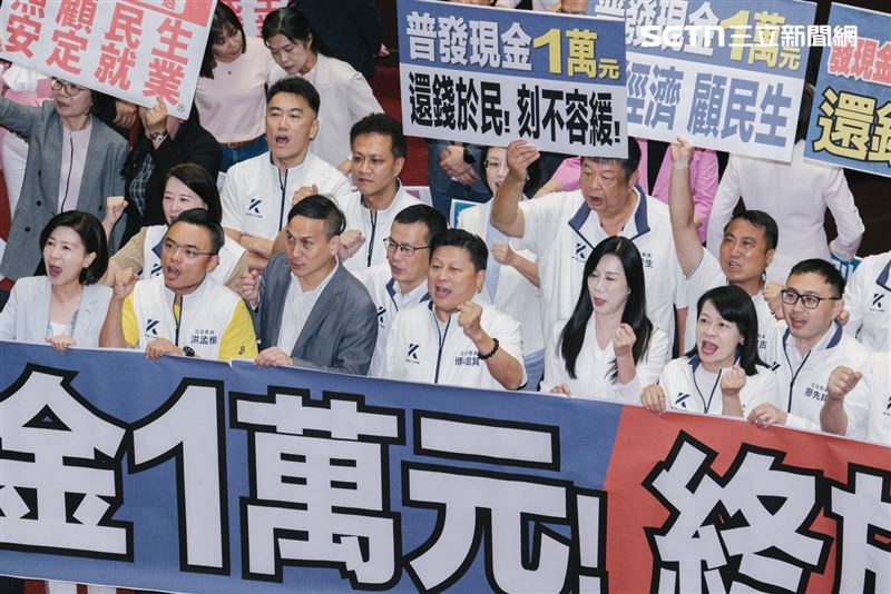 翁達瑞指出，若無卓榮泰出手相救，民眾領不到這一萬元，但國民黨絲毫不感謝，更痛批民進黨立場變化。（圖／記者楊士誼攝影）