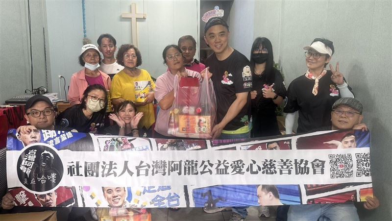台灣阿龍中秋送暖　前進武界部落送物資