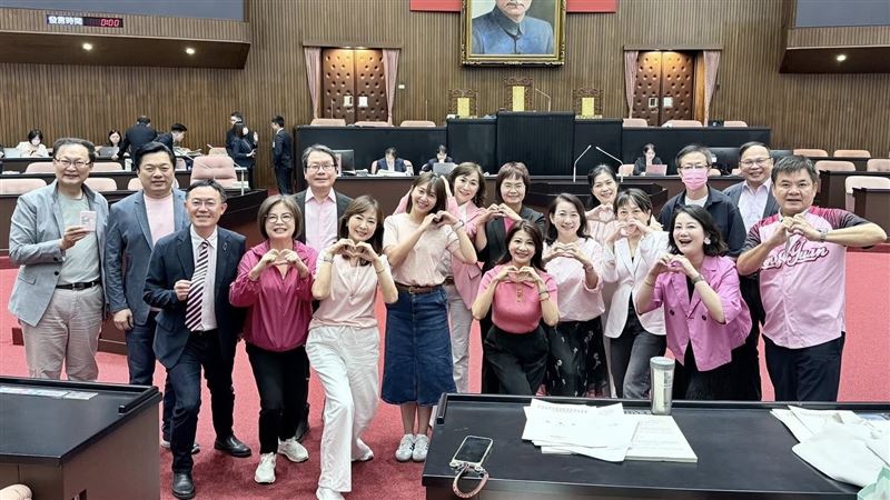 南韓女團「BLACKPINK」18、19日將在高雄開唱，民進黨立委今將立法院議場染粉。（圖／翻攝林楚茵臉書）