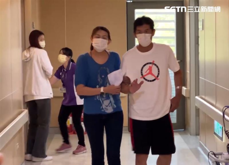 苗栗市隨機砍人事件的傷者之一林先生（右），當時為了要保護女童遭刀砍傷傷勢嚴重，經醫療團隊搶救，今康復出院，他的太太與女兒親自來接他。（圖／翻攝畫面）