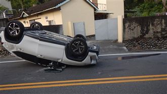 出事了！阿北開車「四輪朝天」肇事原因曝
