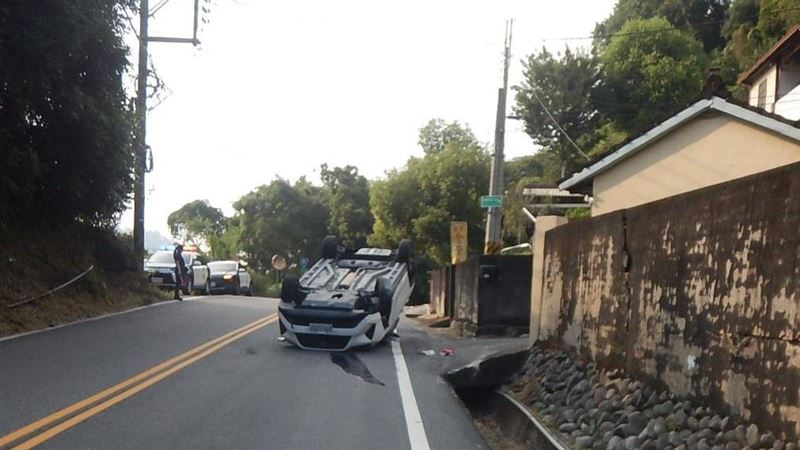 阿北自撞路緣水溝蓋，導致車輛失控翻覆。（圖／翻攝畫面）