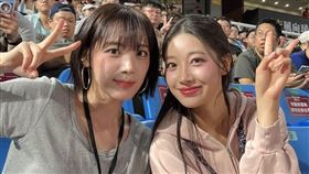 河智媛、禹洙漢去留樂天問題延燒，2人晚間無預警現身樂天球場為球隊助陣。（圖／讀者授權提供勿任意截取）