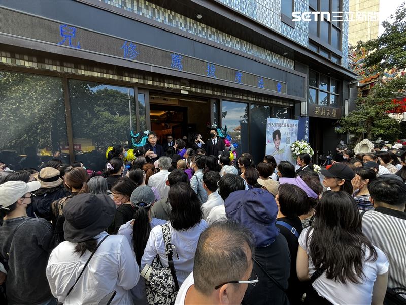 于朦朧安靈收魂法會現場湧入大批粉絲。（圖／記者鄭孟晃攝影）