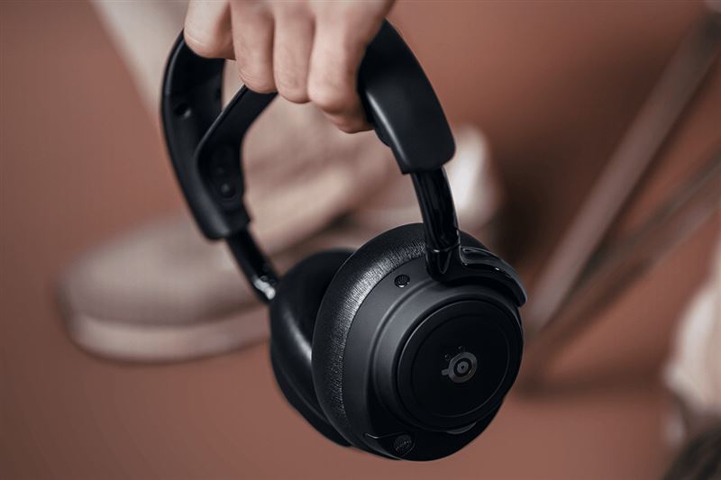 Arctis Nova Elite無線遊戲耳機，售價高達600美金(約台幣1.8萬元)。（圖／翻攝SteelSeries網站）