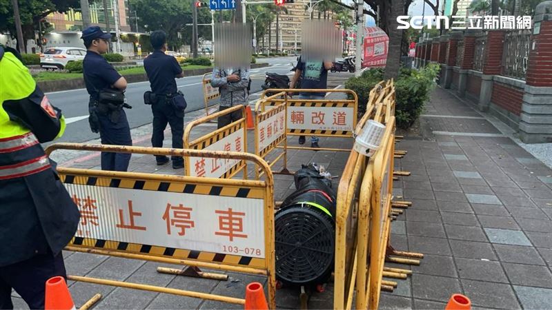 不滿農業部禁飼養河口鱷 他帶2公尺鱷魚到立院抗議 阮姓養殖業者帶2公尺鱷魚到立法院抗議。(圖/翻攝畫面)