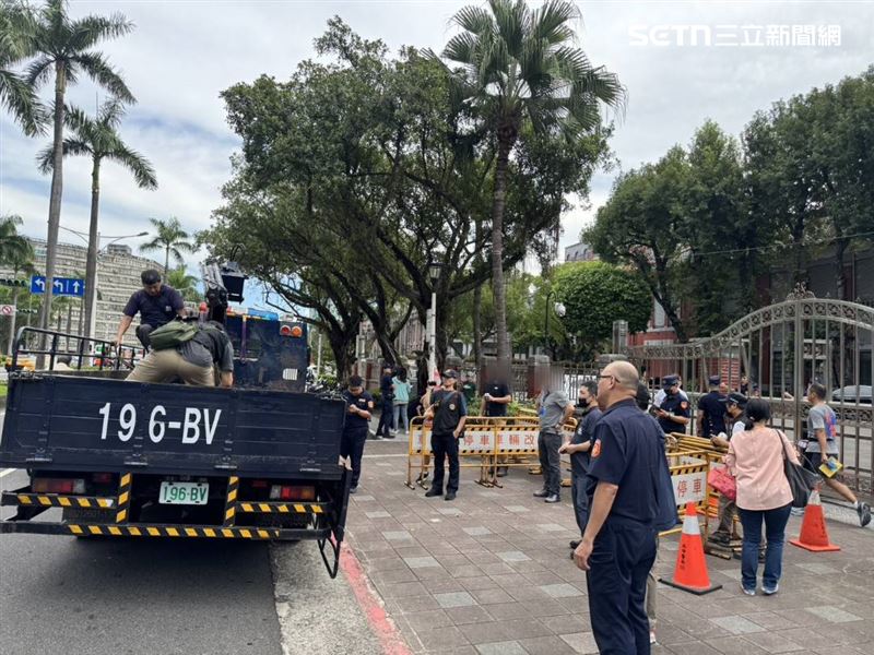 不滿農業部禁飼養河口鱷 他帶2公尺鱷魚到立院抗議 阮姓養殖業者帶2公尺鱷魚到立法院抗議。(圖/翻攝畫面)