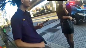 楊男女扮男裝換上黑絲躲避警方查緝。（圖／翻攝畫面）