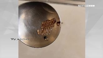 榛果可可喝到透明顆粒　一查竟是乾燥劑